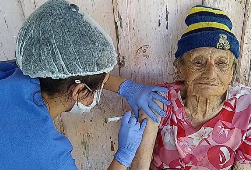 Dados obtidos até às 12h15min mostram que 747.531 pessoas receberam a primeira dose e 261.582 já completaram a imunização (Foto: Divulgação/SES)