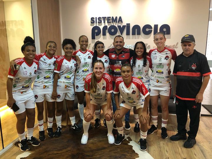 Representantes da equipe visitam o Sistema Província de Comunicação (Foto: Keli Biguelini)