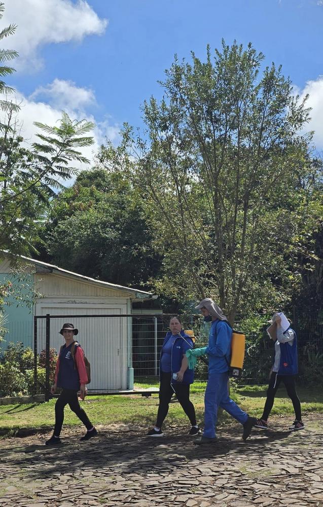 Agentes de saúde trabalhando pelas ruas da cidade (Foto: Jalmo Fornari)