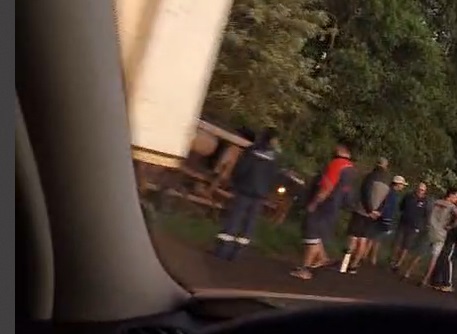 Aciedente envolveu dois caminhões e deixou o trânsito lento no local (Foto: Observador Regional/Reprodução/Redes Sociais)