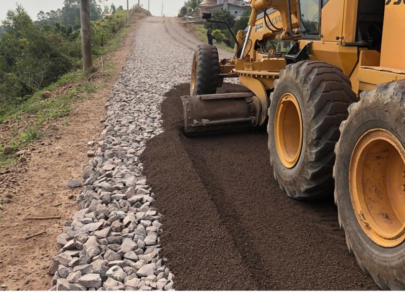 Parte do trecho que liga os dois municípios está recebendo obras de pavimentação asfáltica (Foto: Divulgação/DAER)