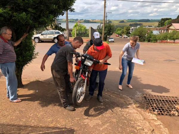 Acidente envolveu moto e carro (Foto: Diones Becker)