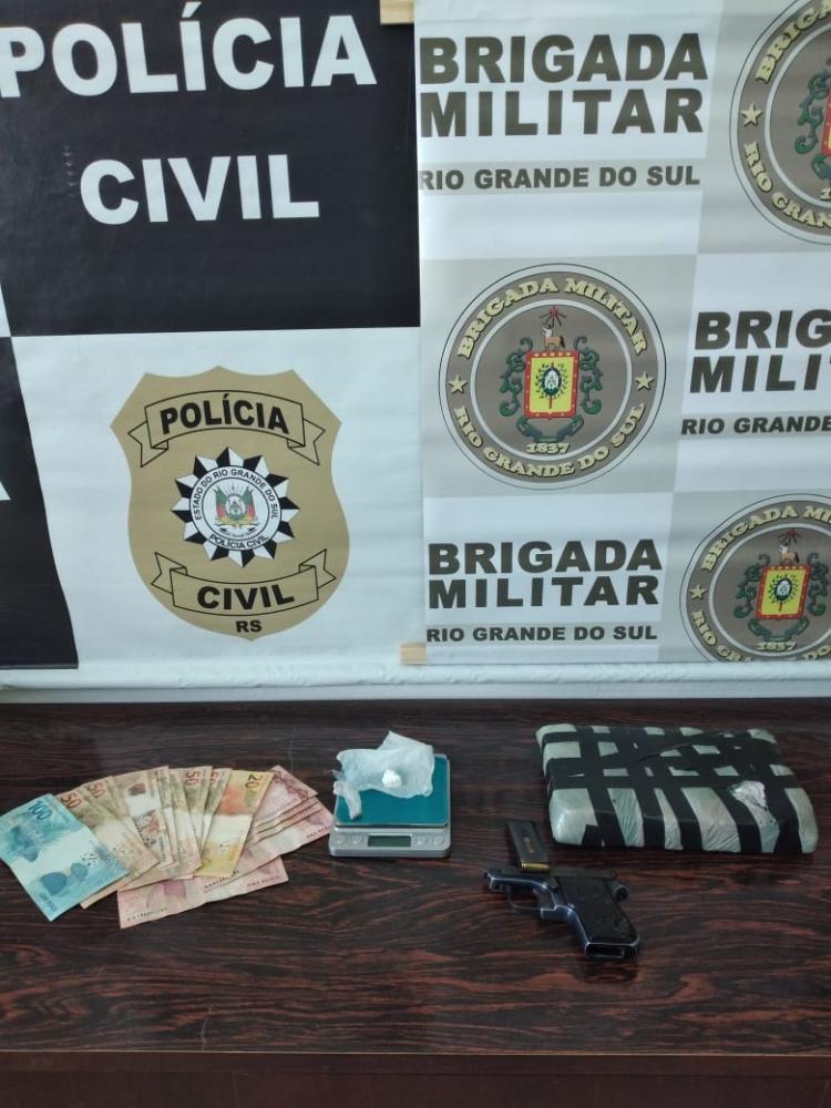 Drogas e outros materiais foram apreendidos após abordagem de veículo ocupado por três indivíduos (Foto: Divulgação/BM)