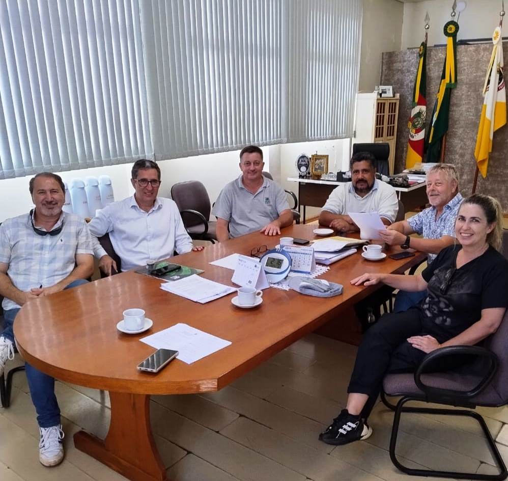Reunião ocorreu com a presença de autoridades dos dois municípios (Foto: Prefeitura de Três Passos)
