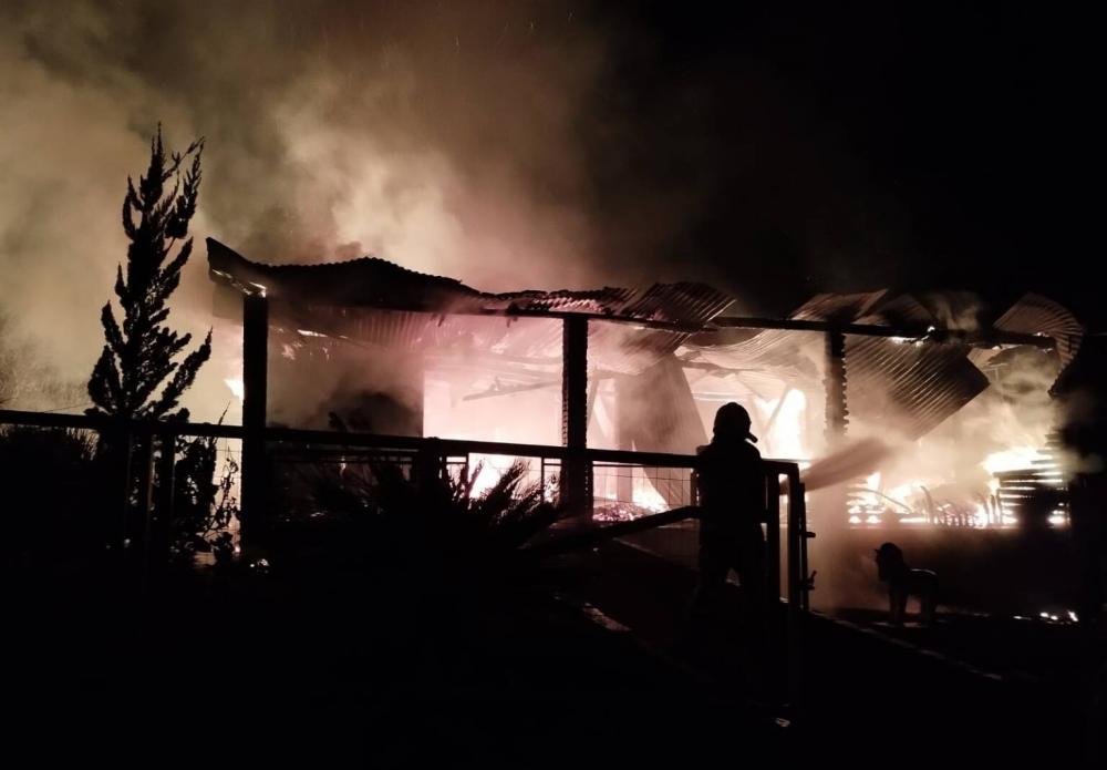 Casa ficou praticamente toda destruída. (Fotos: Divulgação/Corpo de Bombeiros)