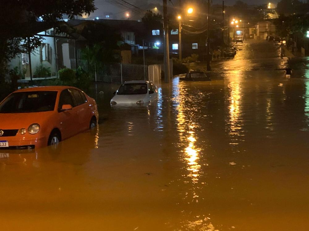 Carros tiveram prejuízos e diversas casas ficaram alagadas (Foto: Angelo Lorini)