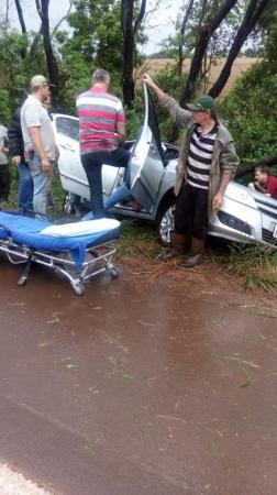 Quatro pessoas viajavam no veículo, sendo que três foram encaminhadas ao hospital (Foto: Divulgação/Grupo Rodoviário de Santo Augusto)