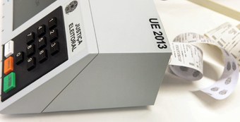 Leitor biométrico disponibilizando boletim impresso de votos feitos durante eleição. (Foto: Divulgação/TSE)