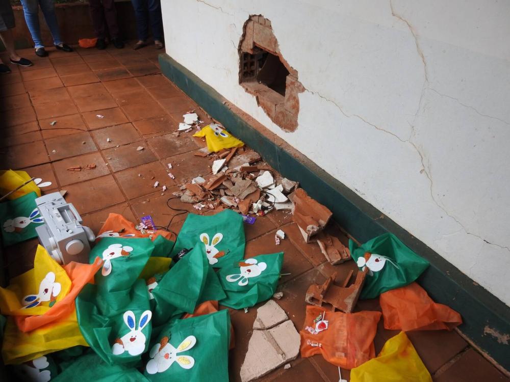 Bandidos fizeram um buraco na parede para entrar no local (Foto: Prefeitura de Coronel Bicaco) 