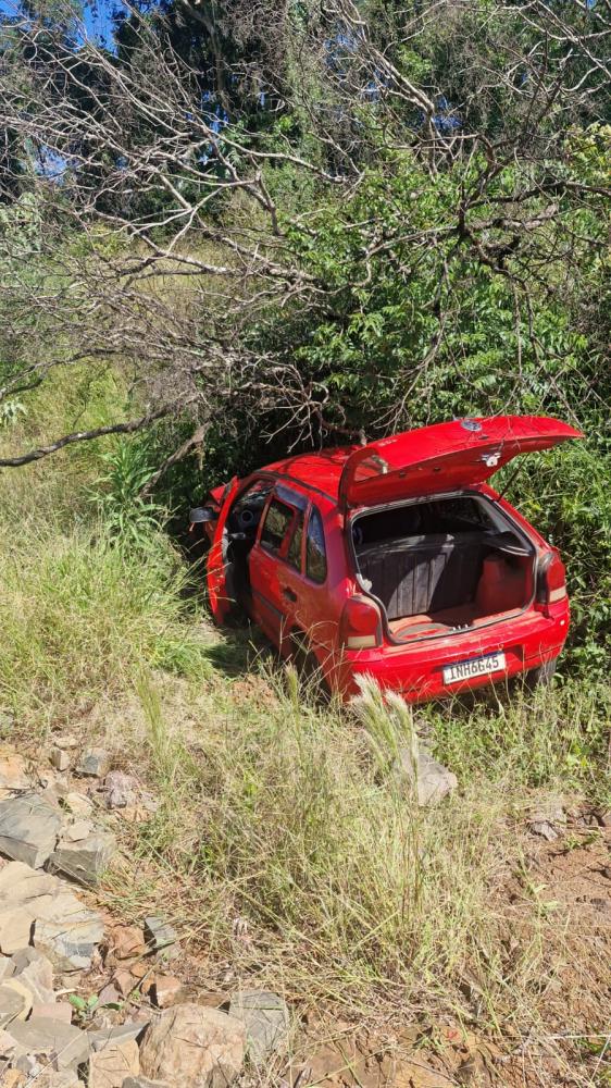 Veículo saiu da pista de rolamento em uma curva e ficou às margens da rodovia (Foto: Jornal Província/Especial)