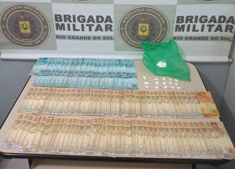 Porções de cocaína e dinheiro apreendidos no bairro Frei Olímpio (Foto: Divulgação/BM)