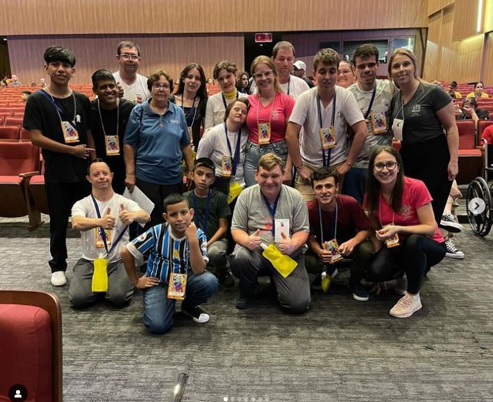 Alunos da APAE estiveram representando a escola na capital (Foto: Reprodução/Instagram/APAE Tenente Portela)