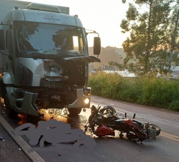 Motociclista não resistiu e morreu no local do acidente (Foto: Paulo Marques Notícias)