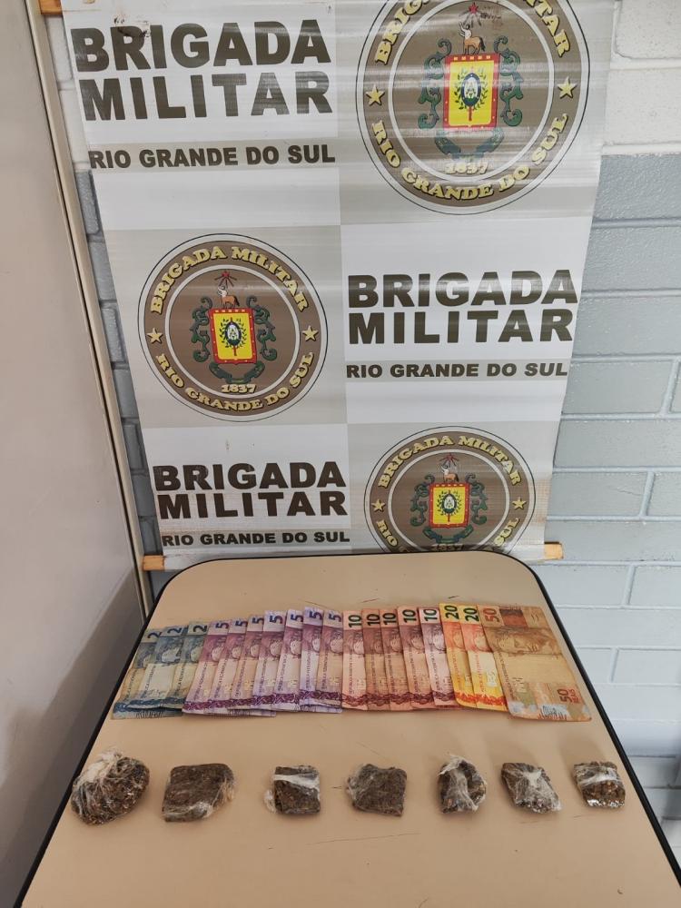 Dinheiro e droga foram apreendidos em Três Passos (Foto: Brigada Militar)