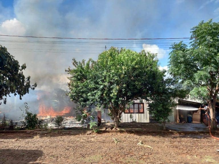 Incêndio destruiu residências (Foto: Guia Crissiumal)