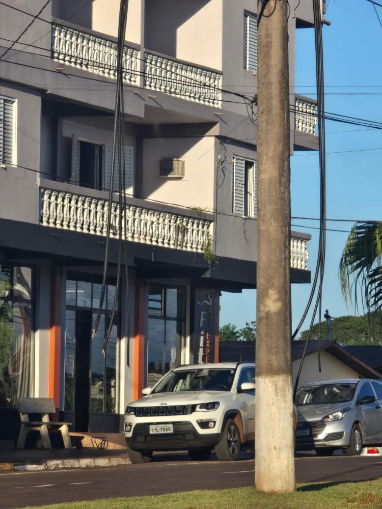 Em vários pontos da cidade existem cabos pendurados em virtude da ação dos furtadores (Foto: Jalmo Fornari)