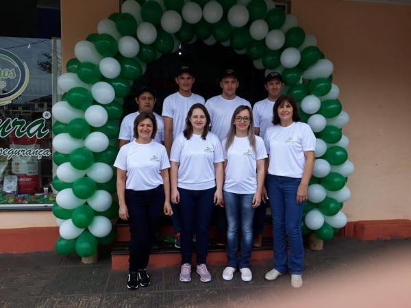 Equipe da Comercial Agropecuária Saracura de Tenente Portela comemorando o lançamento da promoção. (Foto: Divulgação)