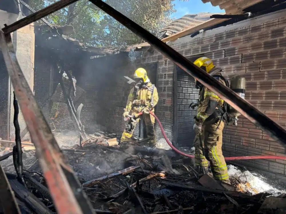 Incêndio destrói casa em Panambi (Foto: Renato Bueno/Rádio Sulbrasileira de Panambi)