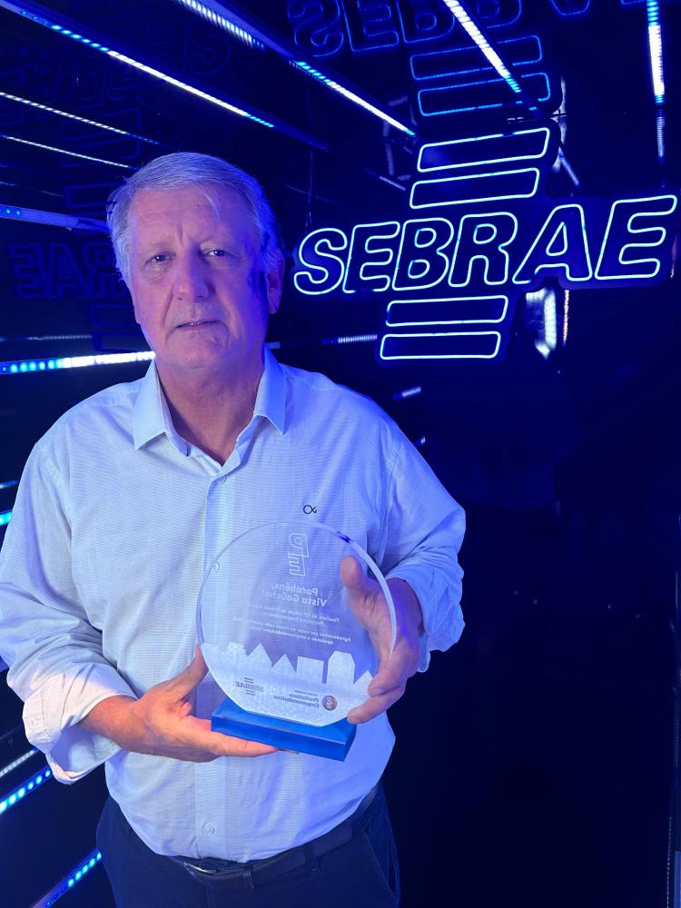 Prefeito Claudemir Locatelli recebe prêmio do Sebrae (Foto: Divulgação)