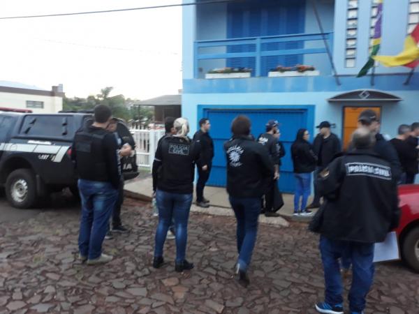 Policiais durante a 2ª fase da operação ocorrida hoje (11) em Santo Augusto. (Foto: Divulgação/Polícia Civil)
