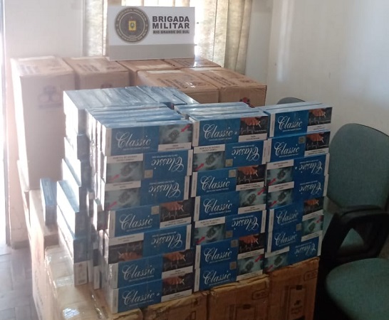 Maços de cigarros contrabandeados do Paraguai apreendidos na manhã da quinta-feira (25/03) (Foto: Divulgação/BM)
