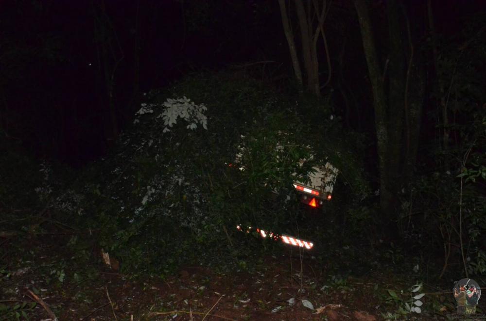 Carreta saiu da pista e chocou-se contra árvores (Foto: Rogério Machado Blog/Reprodução)