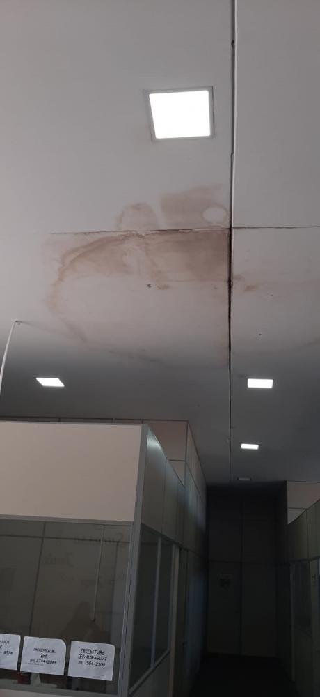 Fotos retirada por vereadora mostram sinais de infiltração de água no local (Foto: Luiza Barth)
