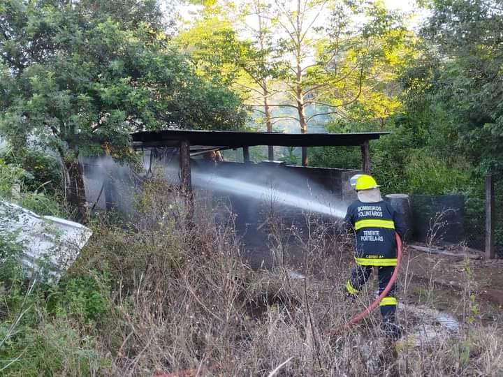 Bombeiros atenderam ocorrência de incêndio no interior de Tenente Portela (Foto: Divulgação)