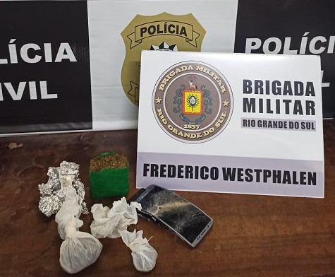 Entorpecentes encontrados com o adolescente (Foto: Divulgação/37º BPM)