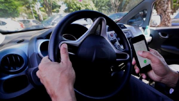 Neste ano, 54,5 mil motoristas já foram autuados no estado por manusear o telefone móvel ao volante (Foto: Pedro França/Agência Senado)