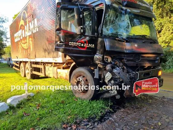 Acidente envolver uma carreta da Banda Corpo e Alma (Foto: Paulo Marques Notícias)