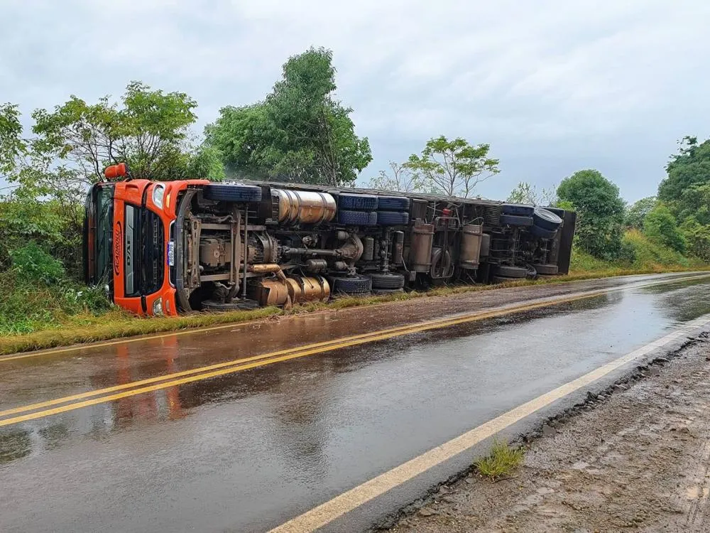 Carreta tombou ao lado da rodovia (Foto: Portal GV)