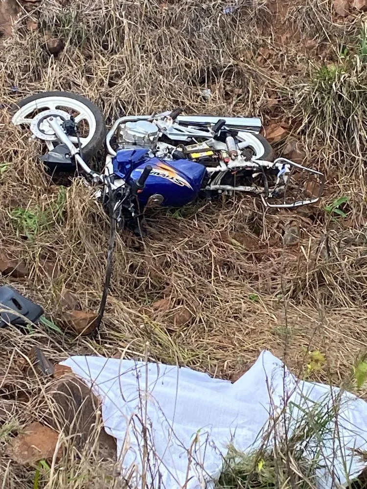 Motociclista morreu após sair da pista e cair sobre pedras (Foto: Sandro Medeiros/Portela Online)