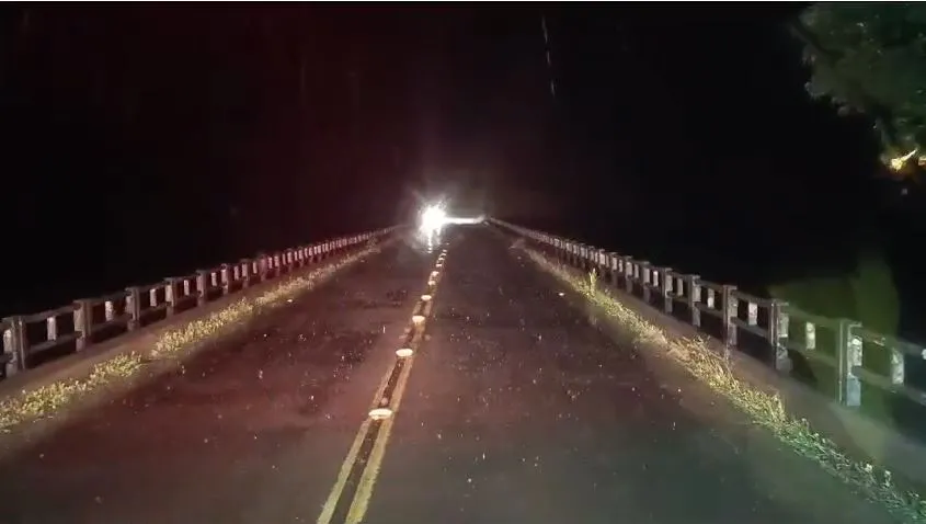 Ponte ficou interditada durante a noite (Foto: Cleber Tesche/Reprodução)
