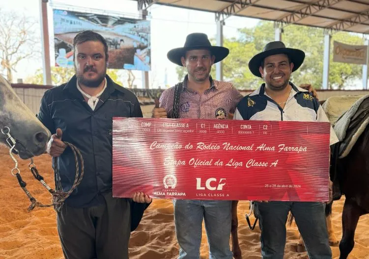 Gustavo juntamento com os demais vencedores da categoria individual semiprofissional (Foto: @mochileiro)