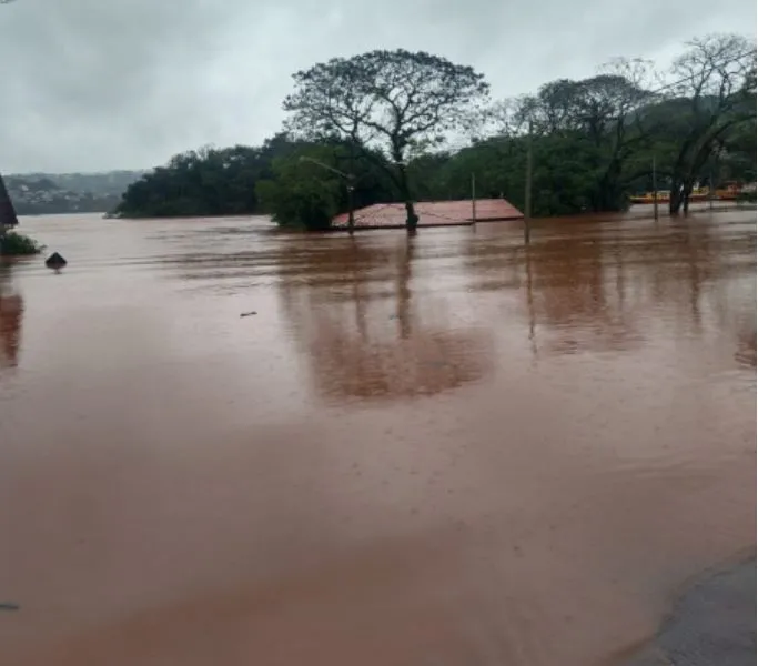 Nível do Rio Uruguai próximo à divisa entre Barra do Guarita e Itapiranga começa a baixar após atingir quase 12 metros
