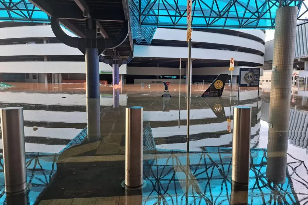 Área externa do aeroporto está alagada (Foto: Fraport / Divulgação)