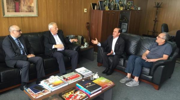 Encontro que ocorreu nesta quinta-feira (Foto: Divulgação/FAMURS)