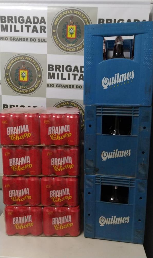 Foram apreendidas bebidas e frascos de desodorantes (Foto: Divulgação/7º BPM)