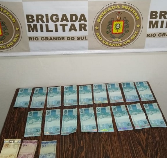Cédulas apreendidas totalizaram R$ 1 mil (Foto: Divulgação/BM)
