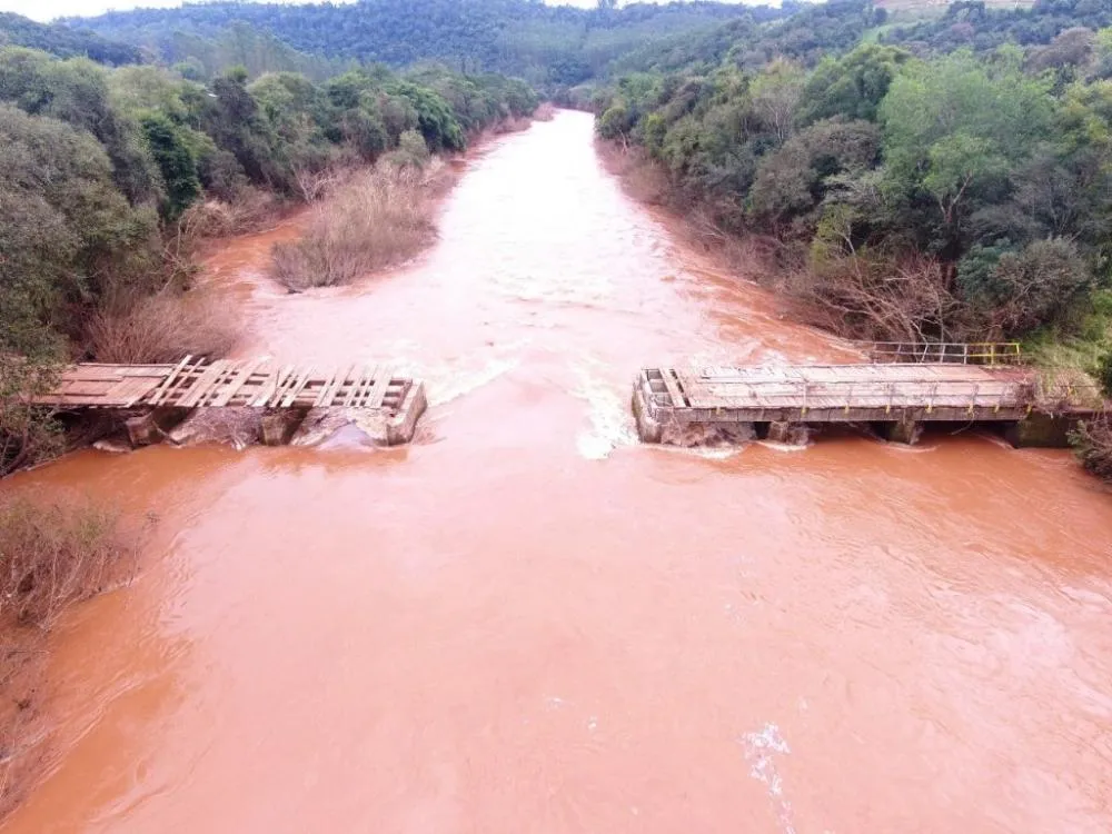 Ponte Navegantes, ligação secundária entre Tenente Portela e Três Passos foi levada pela água (Foto: Prefeitura de Três Passos)