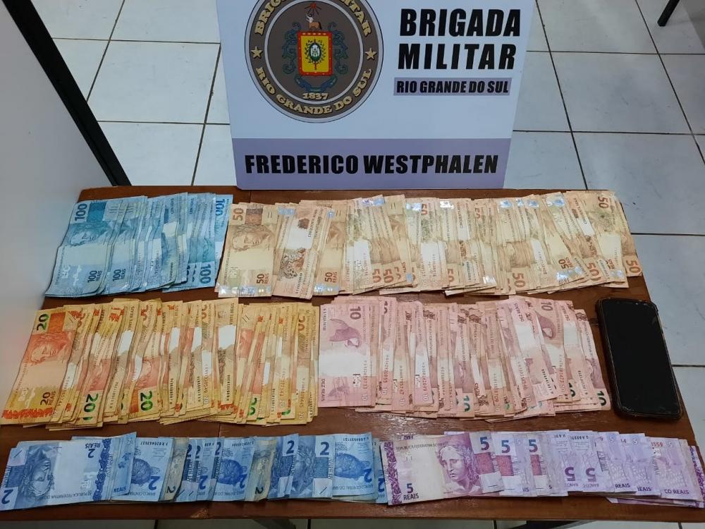 Indivíduo que estava com o dinheiro não soube explicar a procedência da quantia (Foto: Divulgação/BM)