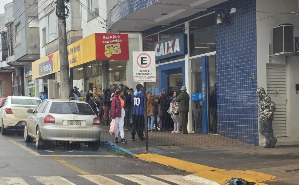 Filas se formaram em frente à agência de Tenente Portela (Fotos: Jalmo Fornari)