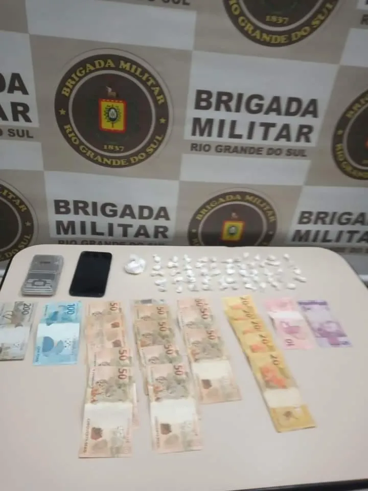 Polícia Militar apreende cocaína e dinheiro em operação na noite de segunda-feira (Foto: 39º BPM – Brigada Militar do Rio Grande do Sul)