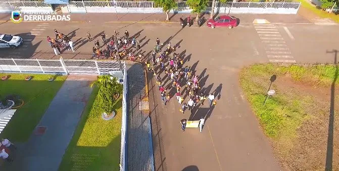 Alunos realizaram desfile pela cidade (Foto: Prefeitura de Derrubadas/Reprodução)