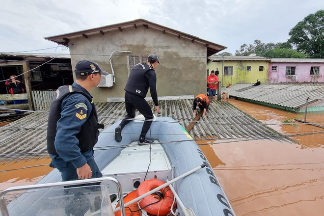 Enchentes destruíram a infraestrutura de comunicação no estado (Foto: Marinha do Brasil)