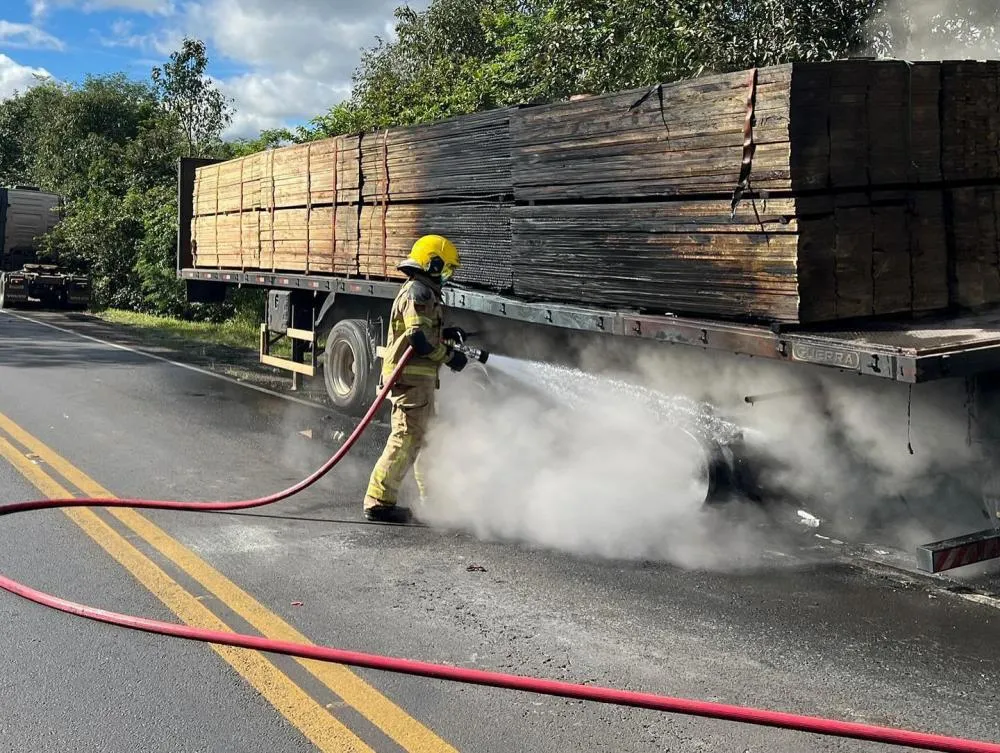 Caminhão pegou fogo em Iraí (Foto: Márcia Sarmento – Jornal O A)
