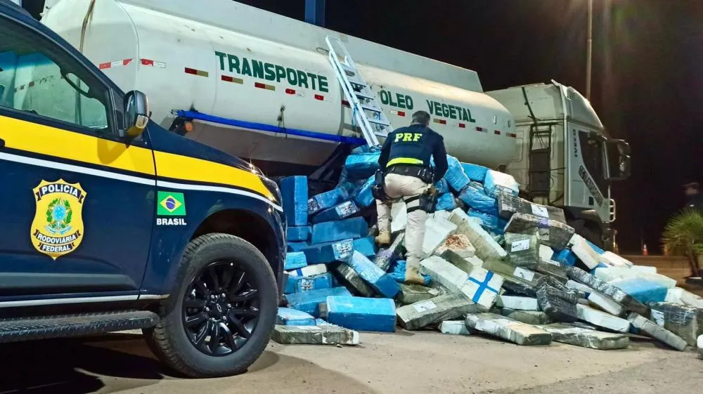 Maconha foi apreendida dentro dos tanques de uma carreta (Foto: PRF)
