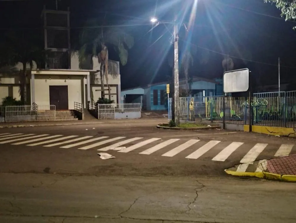 Homem foi esfaqueado em frente à Praça de Miraguaí (Foto: Planeta FM)
