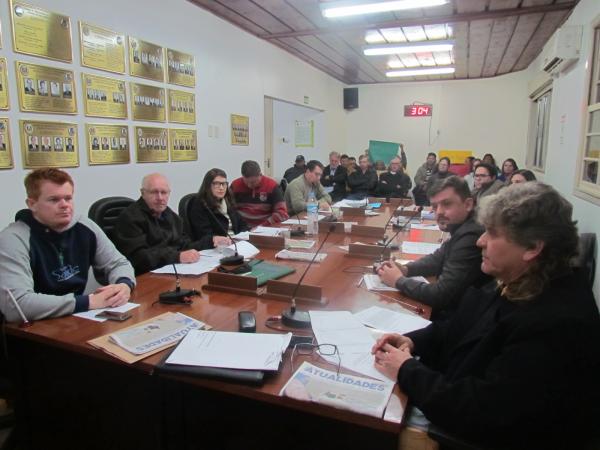 Comissão reunida em Três Passos (Foto: Rádio Alto Uruguai)